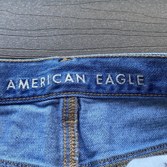 American Eagle Outfitters Mom Jean Light Wash Distressed Jeans size 6 Regular - Picture 2 of 10